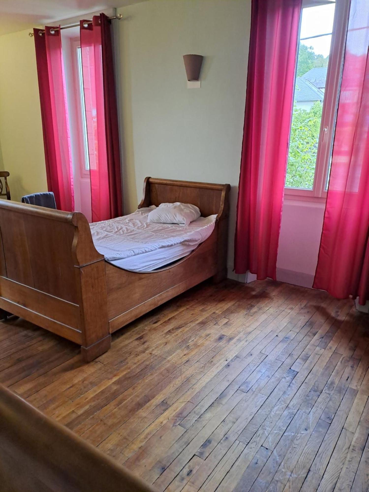 Les Chambres Du Cheval Blanc Allassac Exterior foto